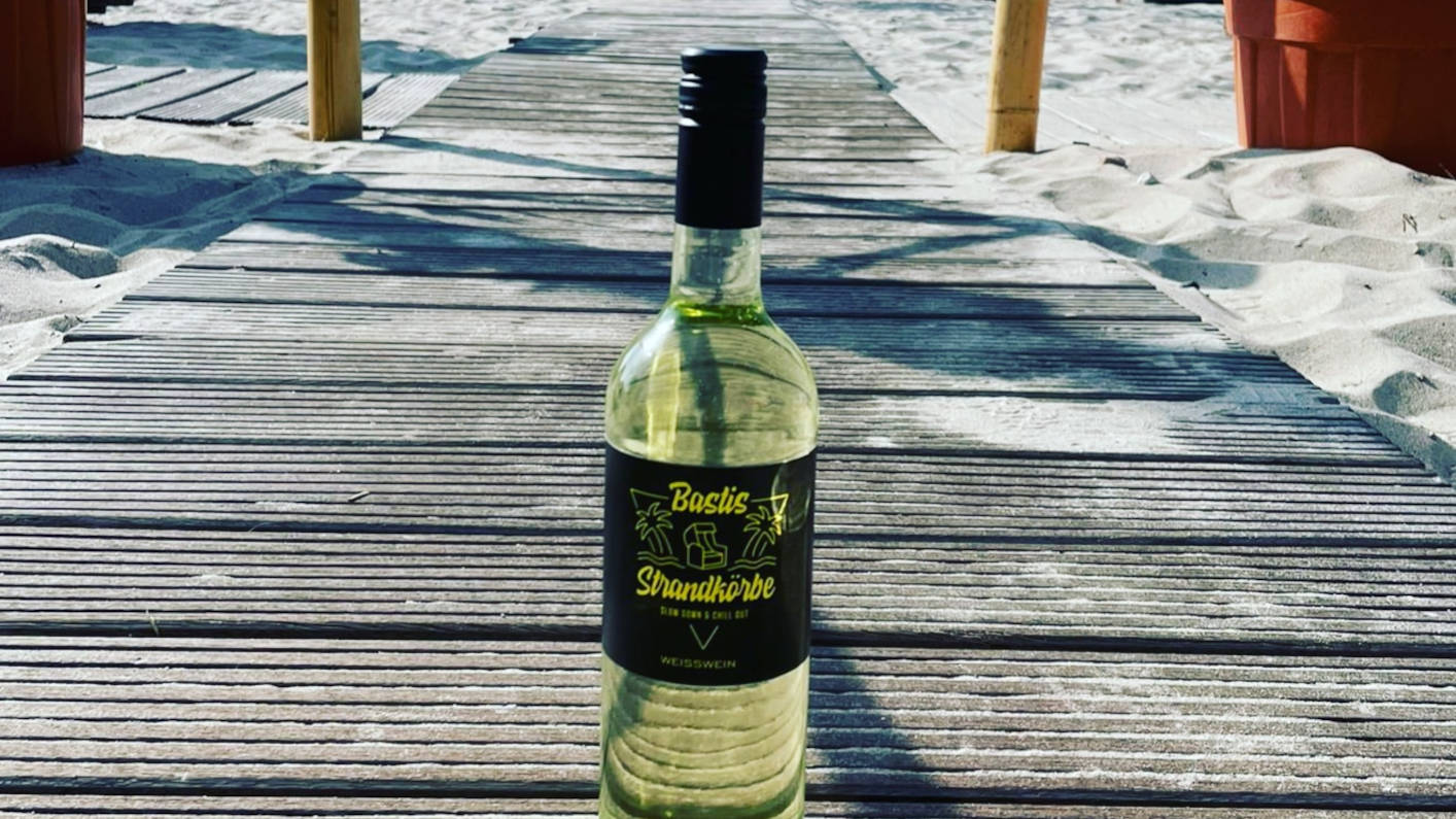 Bsti Strandkoerbe Flasche mit Weißwein